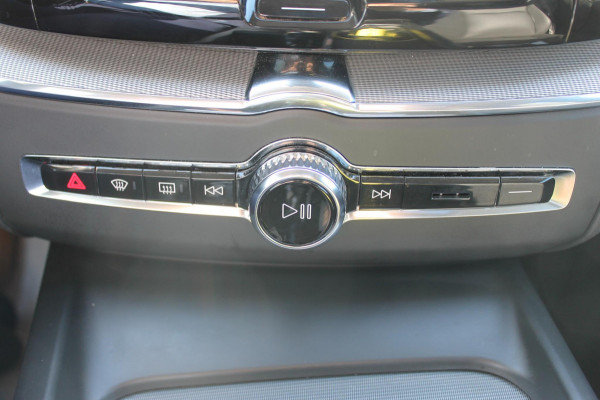Volvo XC60 T6 Plug-in hybrid AWD Plus Dark Long range / Adaptieve cruise control / Panoramadak / Apple carplay / Parkeersensoren met 360 camera / Elektrische achterklep / Elektrische stoelen met geheugen / Stoel en stuurwielverwarming
