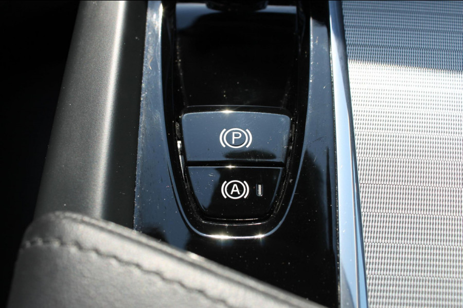 Volvo XC60 T6 Plug-in hybrid AWD Plus Dark Long range / Adaptieve cruise control / Panoramadak / Apple carplay / Parkeersensoren met 360 camera / Elektrische achterklep / Elektrische stoelen met geheugen / Stoel en stuurwielverwarming