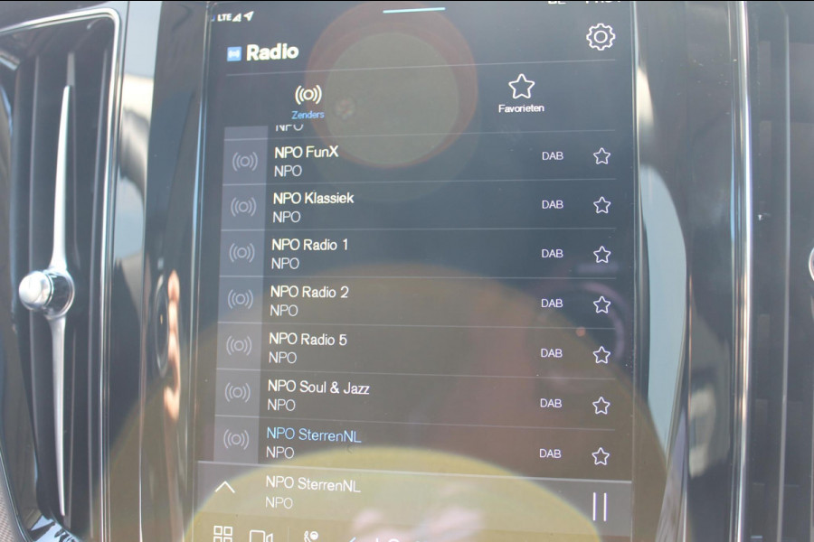 Volvo XC60 T6 Plug-in hybrid AWD Plus Dark Long range / Adaptieve cruise control / Panoramadak / Apple carplay / Parkeersensoren met 360 camera / Elektrische achterklep / Elektrische stoelen met geheugen / Stoel en stuurwielverwarming