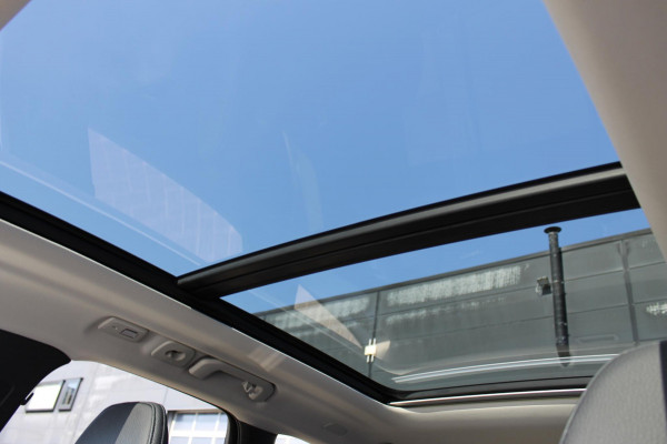Volvo XC60 T6 Plug-in hybrid AWD Plus Dark Long range / Adaptieve cruise control / Panoramadak / Apple carplay / Parkeersensoren met 360 camera / Elektrische achterklep / Elektrische stoelen met geheugen / Stoel en stuurwielverwarming