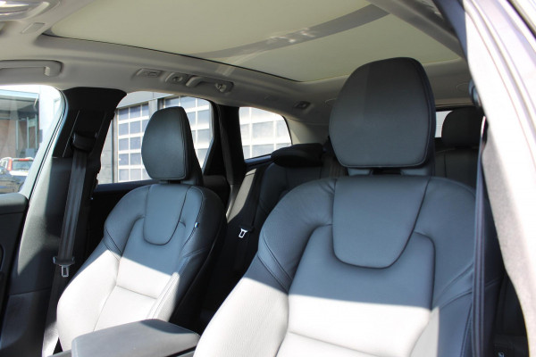 Volvo XC60 T6 Plug-in hybrid AWD Plus Dark Long range / Adaptieve cruise control / Panoramadak / Apple carplay / Parkeersensoren met 360 camera / Elektrische achterklep / Elektrische stoelen met geheugen / Stoel en stuurwielverwarming