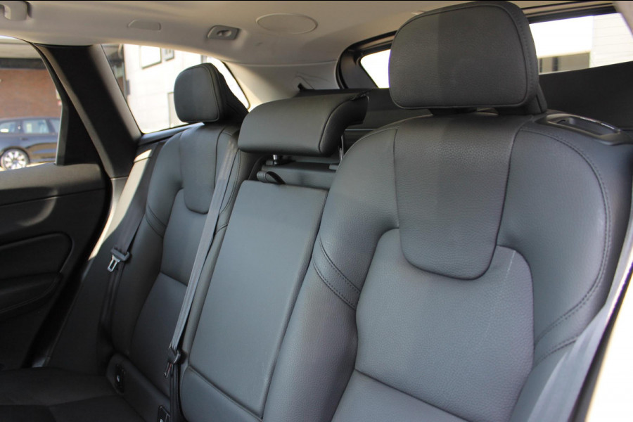 Volvo XC60 T6 Plug-in hybrid AWD Plus Dark Long range / Adaptieve cruise control / Panoramadak / Apple carplay / Parkeersensoren met 360 camera / Elektrische achterklep / Elektrische stoelen met geheugen / Stoel en stuurwielverwarming