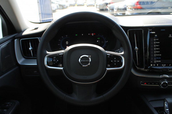 Volvo XC60 T6 Plug-in hybrid AWD Plus Dark Long range / Adaptieve cruise control / Panoramadak / Apple carplay / Parkeersensoren met 360 camera / Elektrische achterklep / Elektrische stoelen met geheugen / Stoel en stuurwielverwarming