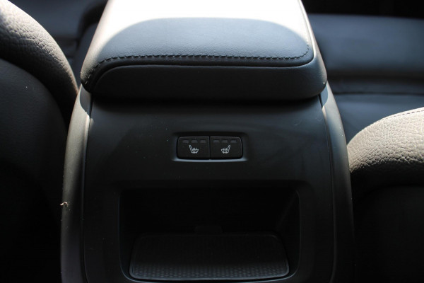 Volvo XC60 T6 Plug-in hybrid AWD Plus Dark Long range / Adaptieve cruise control / Panoramadak / Apple carplay / Parkeersensoren met 360 camera / Elektrische achterklep / Elektrische stoelen met geheugen / Stoel en stuurwielverwarming