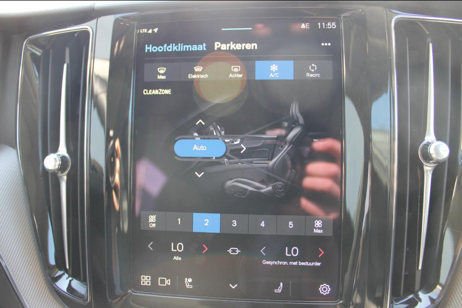 Volvo XC60 T6 Plug-in hybrid AWD Plus Dark Long range / Adaptieve cruise control / Panoramadak / Apple carplay / Parkeersensoren met 360 camera / Elektrische achterklep / Elektrische stoelen met geheugen / Stoel en stuurwielverwarming
