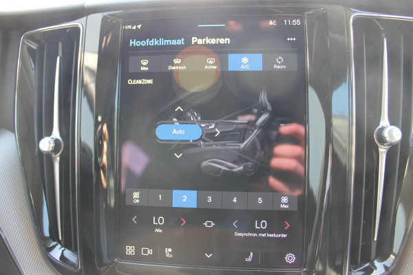 Volvo XC60 T6 Plug-in hybrid AWD Plus Dark Long range / Adaptieve cruise control / Panoramadak / Apple carplay / Parkeersensoren met 360 camera / Elektrische achterklep / Elektrische stoelen met geheugen / Stoel en stuurwielverwarming