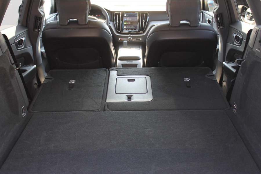 Volvo XC60 T6 Plug-in hybrid AWD Plus Dark Long range / Adaptieve cruise control / Panoramadak / Apple carplay / Parkeersensoren met 360 camera / Elektrische achterklep / Elektrische stoelen met geheugen / Stoel en stuurwielverwarming