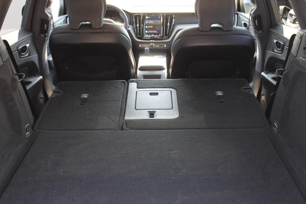 Volvo XC60 T6 Plug-in hybrid AWD Plus Dark Long range / Adaptieve cruise control / Panoramadak / Apple carplay / Parkeersensoren met 360 camera / Elektrische achterklep / Elektrische stoelen met geheugen / Stoel en stuurwielverwarming