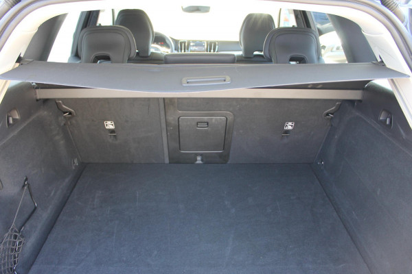 Volvo XC60 T6 Plug-in hybrid AWD Plus Dark Long range / Adaptieve cruise control / Panoramadak / Apple carplay / Parkeersensoren met 360 camera / Elektrische achterklep / Elektrische stoelen met geheugen / Stoel en stuurwielverwarming