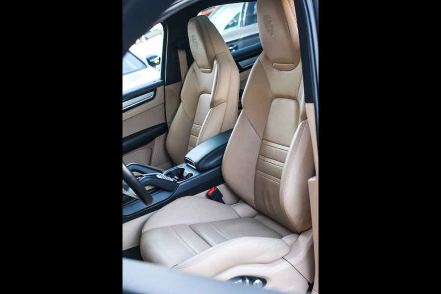 Porsche Cayenne Coupé 3.0 E-Hybrid *Pano*Sport Design*Sportuitlaat*Soft-Close*Sportstoelen*