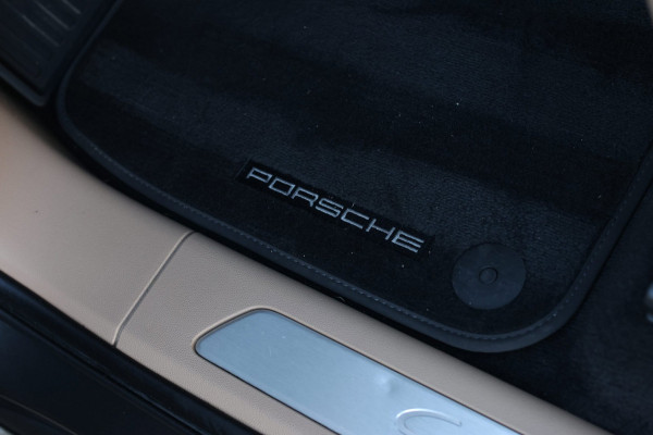 Porsche Cayenne Coupé 3.0 E-Hybrid *Pano*Sport Design*Sportuitlaat*Soft-Close*Sportstoelen*