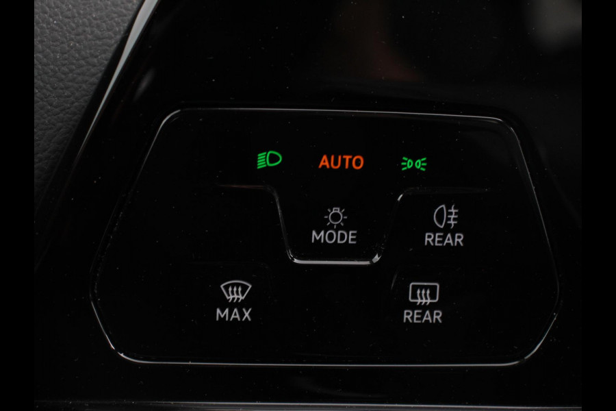 Volkswagen Golf Variant 1.0 TSI 110pk Life Digitale Cockpit  Sfeerverlichting Cruise Control Climate Control Parkeer sensoren Navigatie Apple Carplay/Android Auto  Keyless start