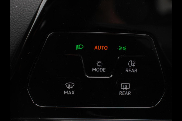Volkswagen Golf Variant 1.0 TSI 110pk Life Digitale Cockpit  Sfeerverlichting Cruise Control Climate Control Parkeer sensoren Navigatie Apple Carplay/Android Auto  Keyless start