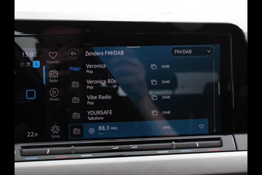Volkswagen Golf Variant 1.0 TSI 110pk Life Digitale Cockpit  Sfeerverlichting Cruise Control Climate Control Parkeer sensoren Navigatie Apple Carplay/Android Auto  Keyless start