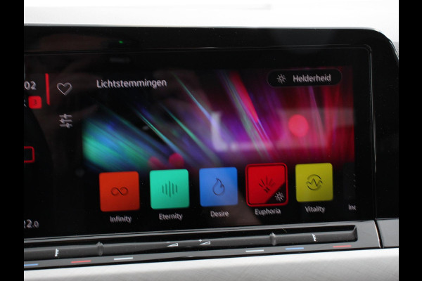Volkswagen Golf Variant 1.0 TSI 110pk Life Digitale Cockpit  Sfeerverlichting Cruise Control Climate Control Parkeer sensoren Navigatie Apple Carplay/Android Auto  Keyless start