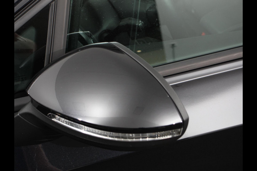 Volkswagen Golf Variant 1.0 TSI 110pk Life Digitale Cockpit  Sfeerverlichting Cruise Control Climate Control Parkeer sensoren Navigatie Apple Carplay/Android Auto  Keyless start