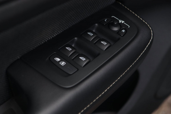 Volvo V60 2.0 T8 AWD Polestar Engineered / PANODAK / B&W / 1e Eigenaar / UNIEK!