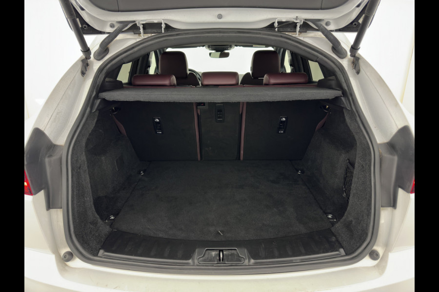 Jaguar E-Pace 1.5 P300e AWD R-Dynamic HSE (Plug-in) {SoH-99%} (INCL.BTW) *LEATHER | FULL-LED | MEMORY-PACK | MERIDIAN-SOUND | BLIND-SPOT | CAMERA | NAVI-FULLMAP | HEATED-SPORTSEATS | DAB+ | KEYLESS | ECC | PDC | CRUISE | 20''ALU*