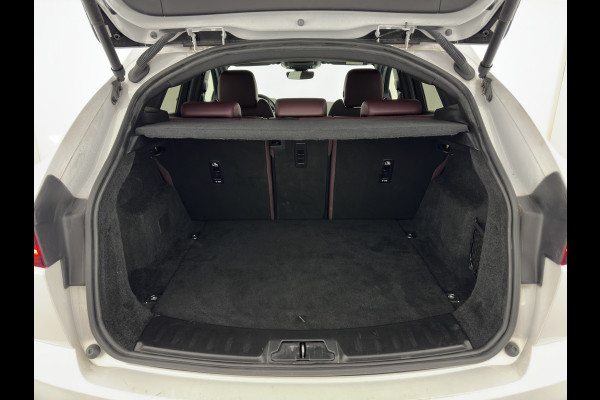 Jaguar E-Pace 1.5 P300e AWD R-Dynamic HSE (Plug-in) {SoH-99%} (INCL.BTW) *LEATHER | FULL-LED | MEMORY-PACK | MERIDIAN-SOUND | BLIND-SPOT | CAMERA | NAVI-FULLMAP | HEATED-SPORTSEATS | DAB+ | KEYLESS | ECC | PDC | CRUISE | 20''ALU*