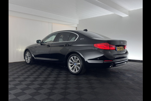 BMW 5 Serie 530e iPerformance High Executive (Plug-in) {SoH-98%} Aut. *HEAD-UP | LEATHER | XENON | ADAPTIVE-CRUISE | TOP-VIEW | HEATED-COMFORTSEATS | PRIVACY-GLASS | AMBIENT-LIGHT | ECC | PDC | 18''ALU*