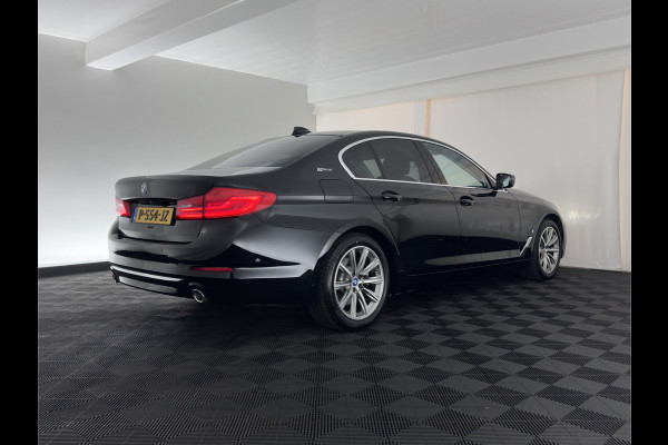 BMW 5 Serie 530e iPerformance High Executive (Plug-in) {SoH-98%} Aut. *HEAD-UP | LEATHER | XENON | ADAPTIVE-CRUISE | TOP-VIEW | HEATED-COMFORTSEATS | PRIVACY-GLASS | AMBIENT-LIGHT | ECC | PDC | 18''ALU*