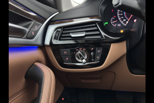 BMW 5 Serie 530e iPerformance High Executive (Plug-in) {SoH-98%} Aut. *HEAD-UP | LEATHER | XENON | ADAPTIVE-CRUISE | TOP-VIEW | HEATED-COMFORTSEATS | PRIVACY-GLASS | AMBIENT-LIGHT | ECC | PDC | 18''ALU*