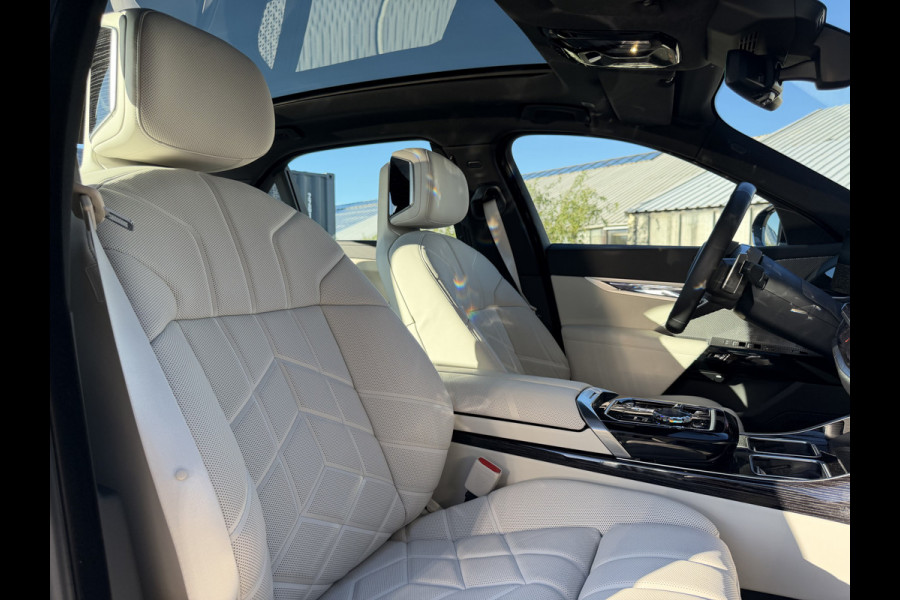BMW 7 Serie 750e xDrive | M-Sport | B&W Audio | Panorama dak | 360 Camera | Unieke kleur!