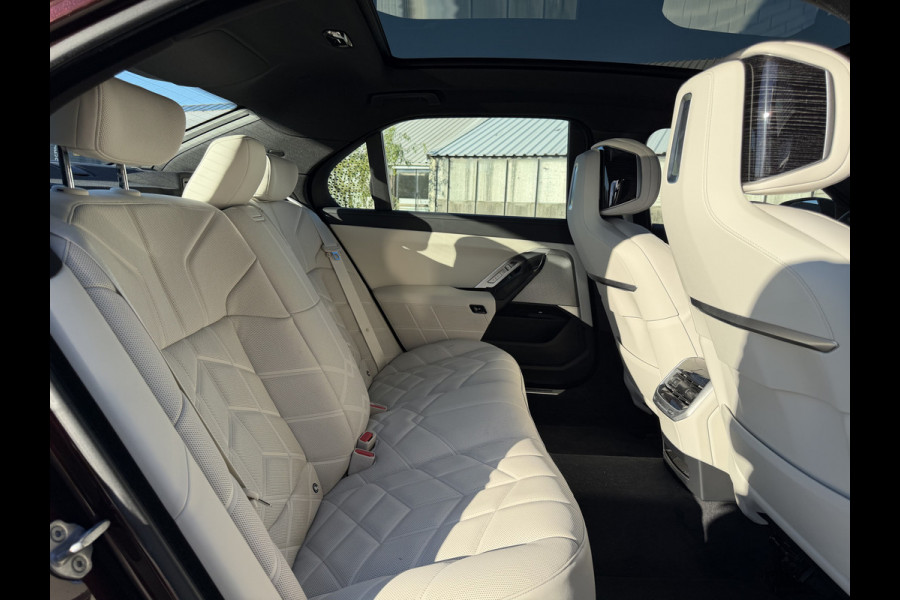 BMW 7 Serie 750e xDrive | M-Sport | B&W Audio | Panorama dak | 360 Camera | Unieke kleur!