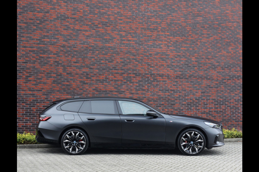 BMW 5 Serie Touring 530e xDrive | Individual - B&W - HUD - Trekhaak