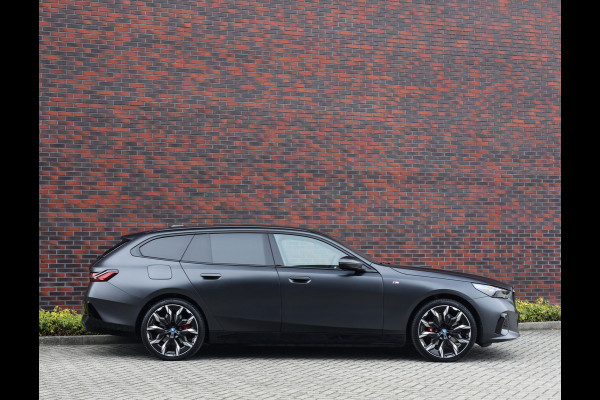 BMW 5 Serie Touring 530e xDrive | Individual - B&W - HUD - Trekhaak