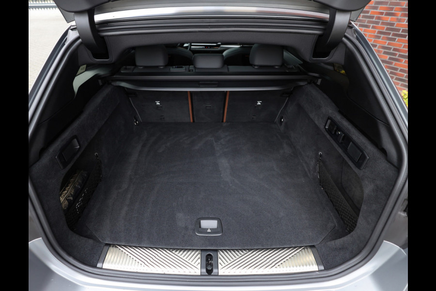 BMW 5 Serie Touring 530e xDrive | Individual - B&W - HUD - Trekhaak