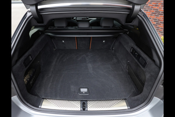 BMW 5 Serie Touring 530e xDrive | Individual - B&W - HUD - Trekhaak