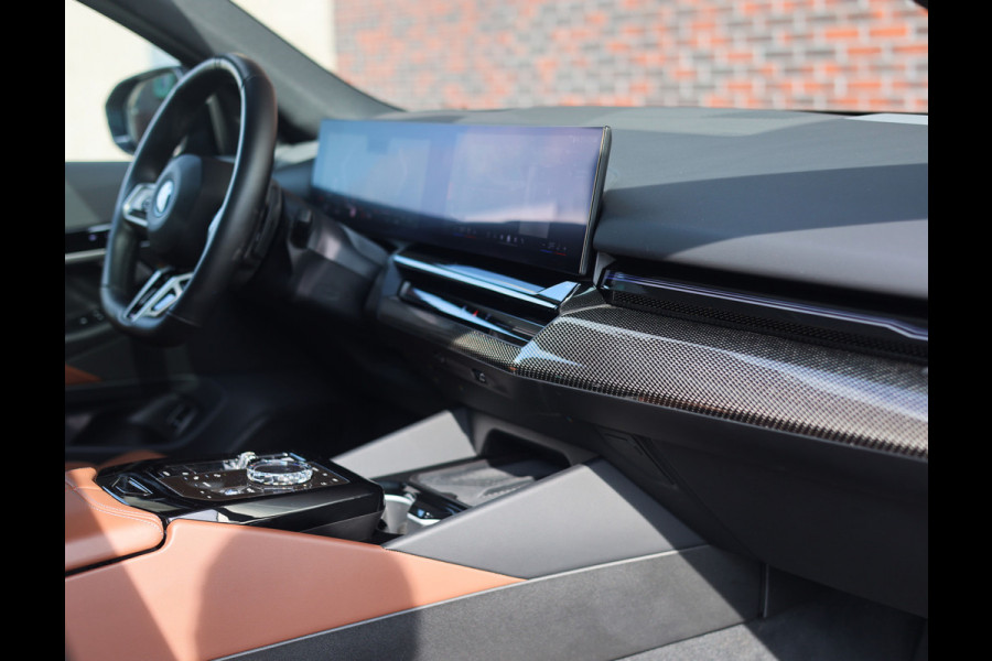 BMW 5 Serie Touring 530e xDrive | Individual - B&W - HUD - Trekhaak