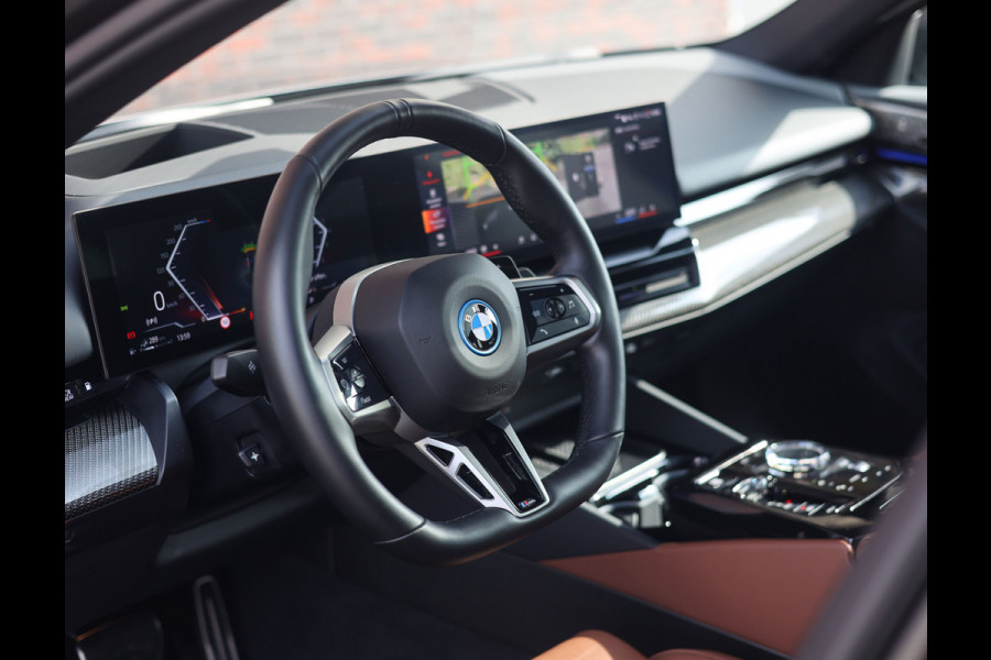 BMW 5 Serie Touring 530e xDrive | Individual - B&W - HUD - Trekhaak