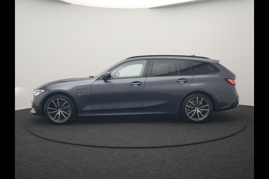BMW 3 Serie Touring 320e xDrive Sportline PHEV 204pk Dealer O.H | SOH 88,1% | Trekhaak Af Fabriek | Camera | Laser LED | Cruise Control | Lederen Sportstoelen Verwarmd | Keyless | Sfeerverlichting | Apple Carplay | BLIS | Virtual | Navigatie | DAB | 18"L. Plug In Hybrid |
