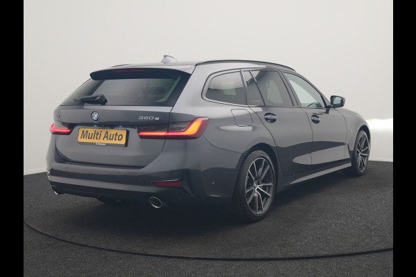 BMW 3 Serie Touring 320e xDrive Sportline PHEV 204pk Dealer O.H | SOH 88,1% | Trekhaak Af Fabriek | Camera | Laser LED | Cruise Control | Lederen Sportstoelen Verwarmd | Keyless | Sfeerverlichting | Apple Carplay | BLIS | Virtual | Navigatie | DAB | 18"L. Plug In Hybrid |