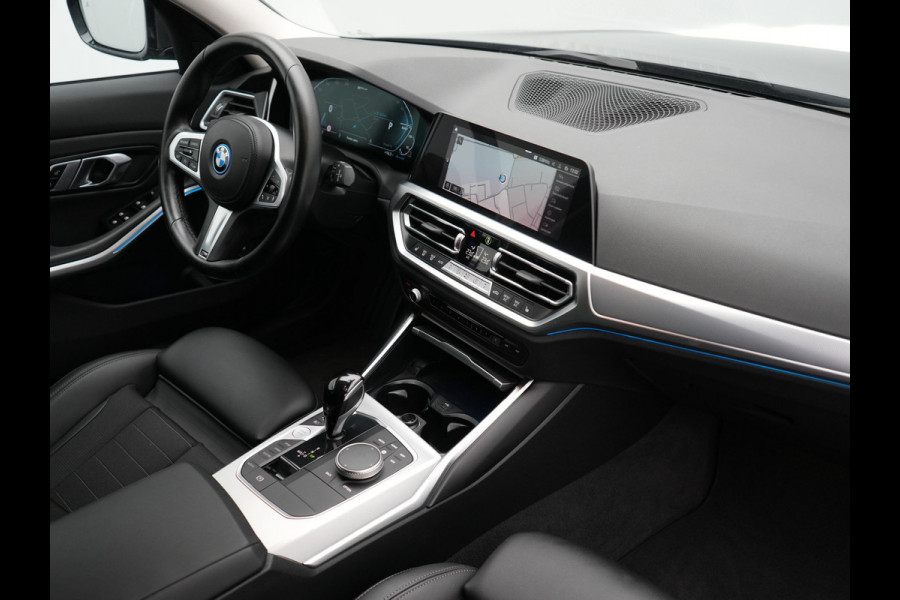 BMW 3 Serie Touring 320e xDrive Sportline PHEV 204pk Dealer O.H | SOH 88,1% | Trekhaak Af Fabriek | Camera | Laser LED | Cruise Control | Lederen Sportstoelen Verwarmd | Keyless | Sfeerverlichting | Apple Carplay | BLIS | Virtual | Navigatie | DAB | 18"L. Plug In Hybrid |