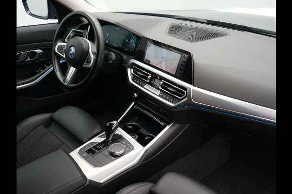 BMW 3 Serie Touring 320e xDrive Sportline PHEV 204pk Dealer O.H | SOH 88,1% | Trekhaak Af Fabriek | Camera | Laser LED | Cruise Control | Lederen Sportstoelen Verwarmd | Keyless | Sfeerverlichting | Apple Carplay | BLIS | Virtual | Navigatie | DAB | 18"L. Plug In Hybrid |