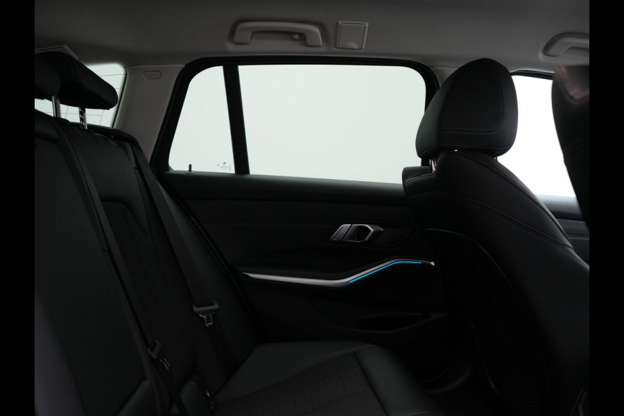 BMW 3 Serie Touring 320e xDrive Sportline PHEV 204pk Dealer O.H | SOH 88,1% | Trekhaak Af Fabriek | Camera | Laser LED | Cruise Control | Lederen Sportstoelen Verwarmd | Keyless | Sfeerverlichting | Apple Carplay | BLIS | Virtual | Navigatie | DAB | 18"L. Plug In Hybrid |