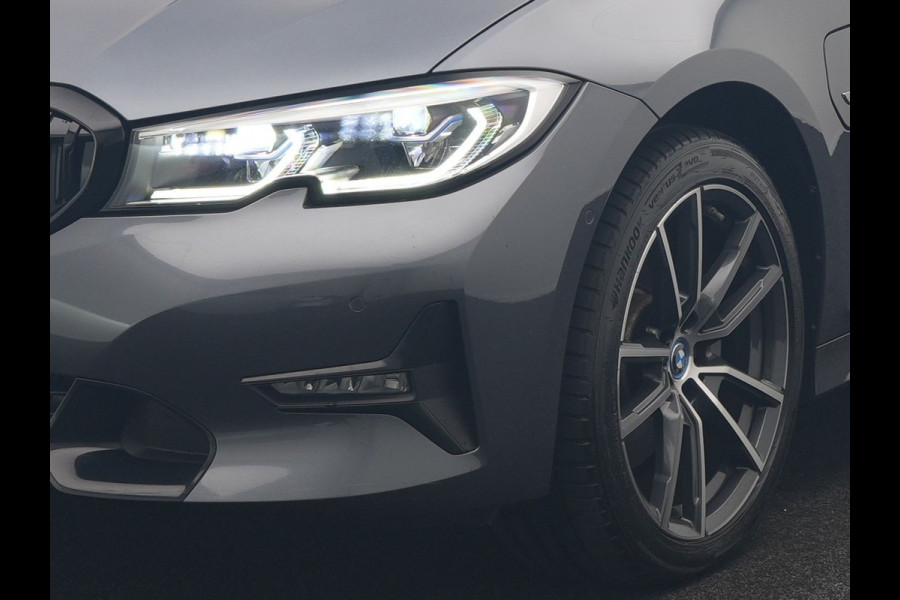 BMW 3 Serie Touring 320e xDrive Sportline PHEV 204pk Dealer O.H | SOH 88,1% | Trekhaak Af Fabriek | Camera | Laser LED | Cruise Control | Lederen Sportstoelen Verwarmd | Keyless | Sfeerverlichting | Apple Carplay | BLIS | Virtual | Navigatie | DAB | 18"L. Plug In Hybrid |