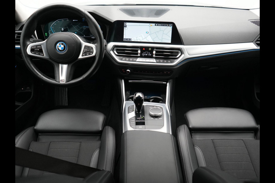 BMW 3 Serie Touring 320e xDrive Sportline PHEV 204pk Dealer O.H | SOH 88,1% | Trekhaak Af Fabriek | Camera | Laser LED | Cruise Control | Lederen Sportstoelen Verwarmd | Keyless | Sfeerverlichting | Apple Carplay | BLIS | Virtual | Navigatie | DAB | 18"L. Plug In Hybrid |
