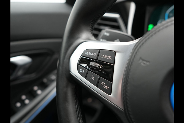 BMW 3 Serie Touring 320e xDrive Sportline PHEV 204pk Dealer O.H | SOH 88,1% | Trekhaak Af Fabriek | Camera | Laser LED | Cruise Control | Lederen Sportstoelen Verwarmd | Keyless | Sfeerverlichting | Apple Carplay | BLIS | Virtual | Navigatie | DAB | 18"L. Plug In Hybrid |