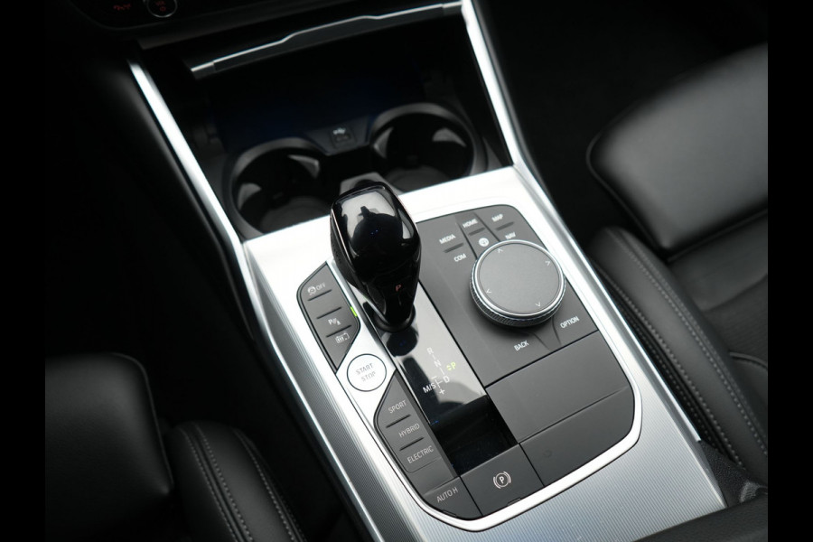 BMW 3 Serie Touring 320e xDrive Sportline PHEV 204pk Dealer O.H | SOH 88,1% | Trekhaak Af Fabriek | Camera | Laser LED | Cruise Control | Lederen Sportstoelen Verwarmd | Keyless | Sfeerverlichting | Apple Carplay | BLIS | Virtual | Navigatie | DAB | 18"L. Plug In Hybrid |