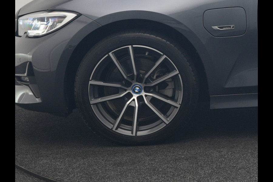 BMW 3 Serie Touring 320e xDrive Sportline PHEV 204pk Dealer O.H | SOH 88,1% | Trekhaak Af Fabriek | Camera | Laser LED | Cruise Control | Lederen Sportstoelen Verwarmd | Keyless | Sfeerverlichting | Apple Carplay | BLIS | Virtual | Navigatie | DAB | 18"L. Plug In Hybrid |