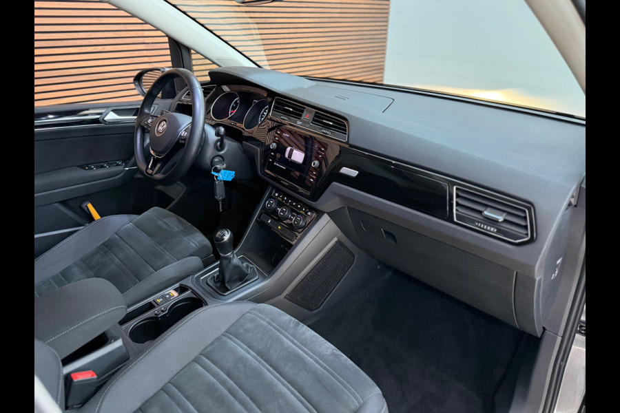 Volkswagen Touran 1.2 TSI Comfortline Business 7p | 7-Persoons | ErgoActive | Massage | ACC | Camera | Navi | CarPlay