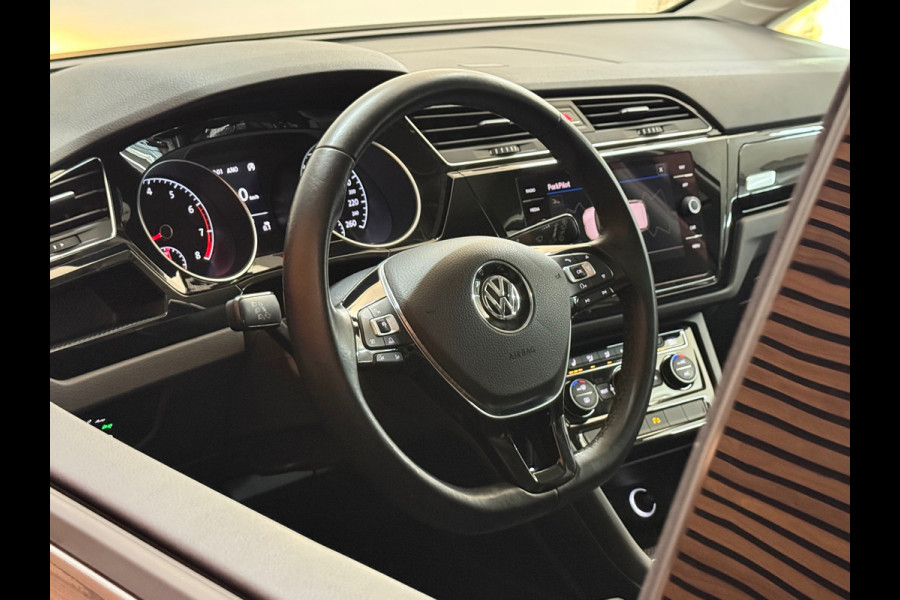 Volkswagen Touran 1.2 TSI Comfortline Business 7p | 7-Persoons | ErgoActive | Massage | ACC | Camera | Navi | CarPlay