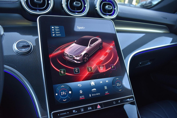 Mercedes-Benz C-Klasse 300 4MATIC AMG Pano 360C Keyless 20" Trekhaak