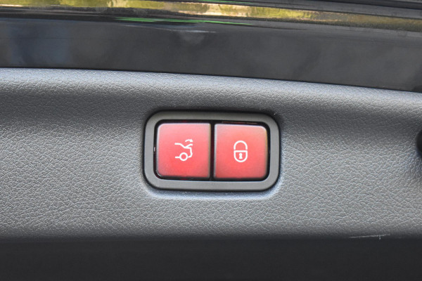Mercedes-Benz C-Klasse 300 4MATIC AMG Pano 360C Keyless 20" Trekhaak