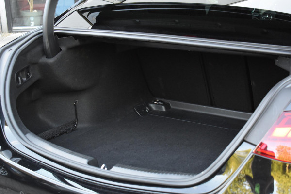 Mercedes-Benz C-Klasse 300 4MATIC AMG Pano 360C Keyless 20" Trekhaak