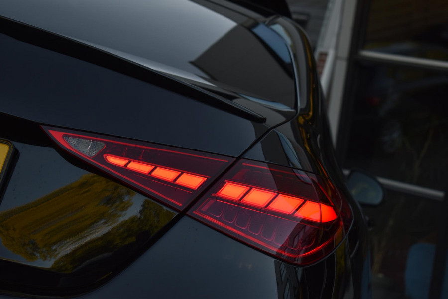 Mercedes-Benz C-Klasse 300 4MATIC AMG Pano 360C Keyless 20" Trekhaak